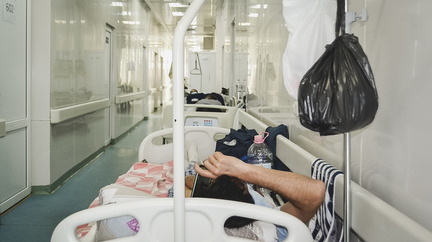 Пациенты лежат в коридоре и столовой из-за нехватки мест в больнице Екатеринбурга