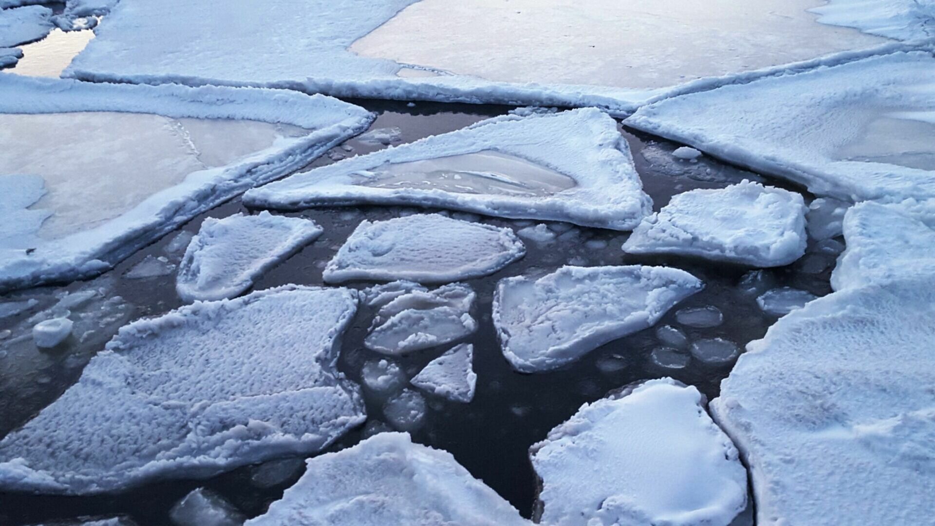 Рыбаки застряли на льдине в Среднеуральске