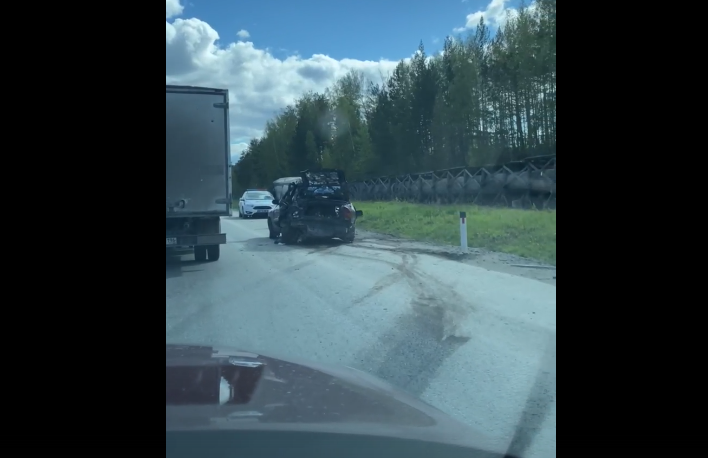 Водитель «Рено» погиб при столкновении с грузовиком на трассе «Екатеринбург-Серов»