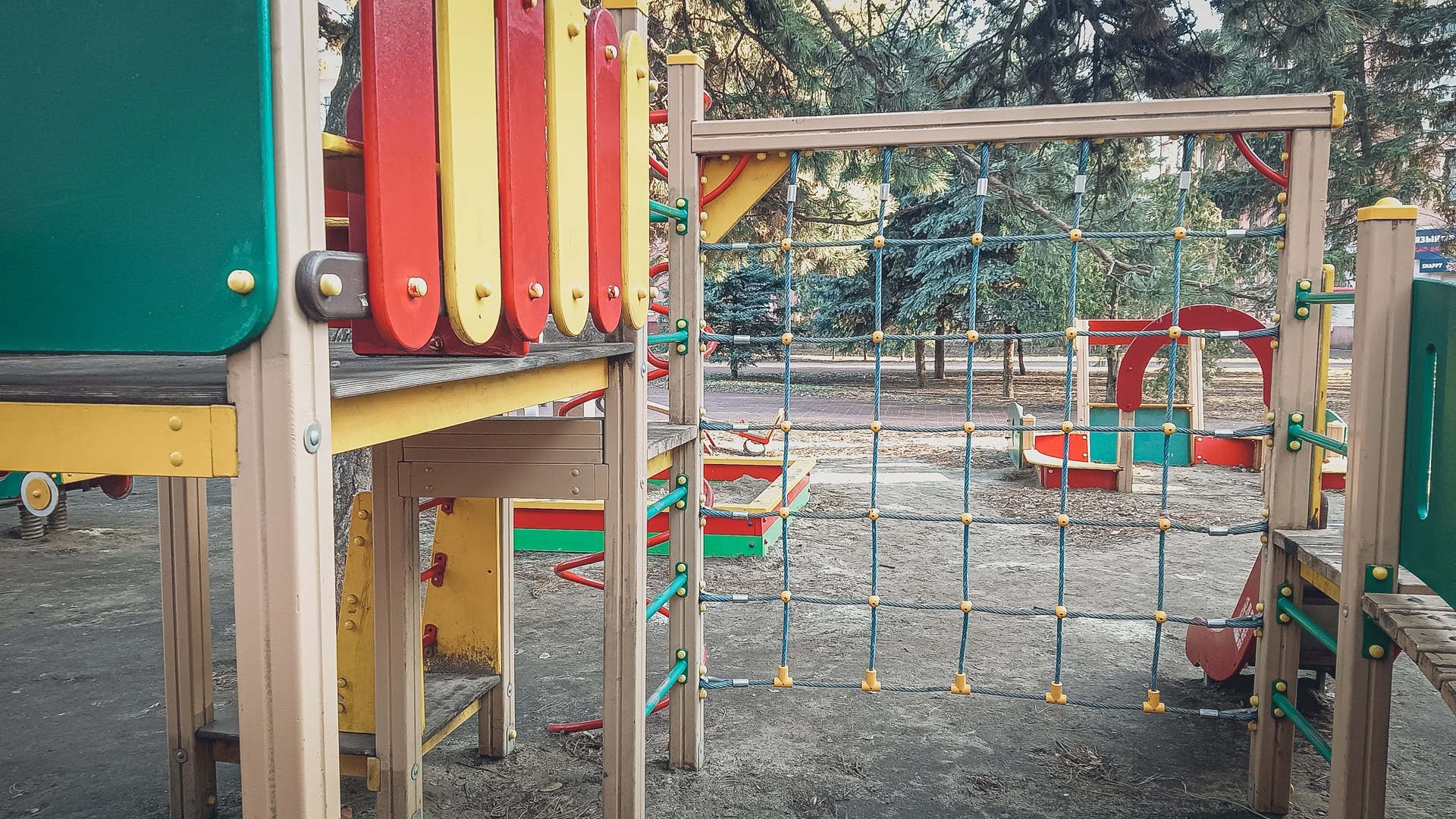 Небезопасная детская площадка найдена в Свердловской области