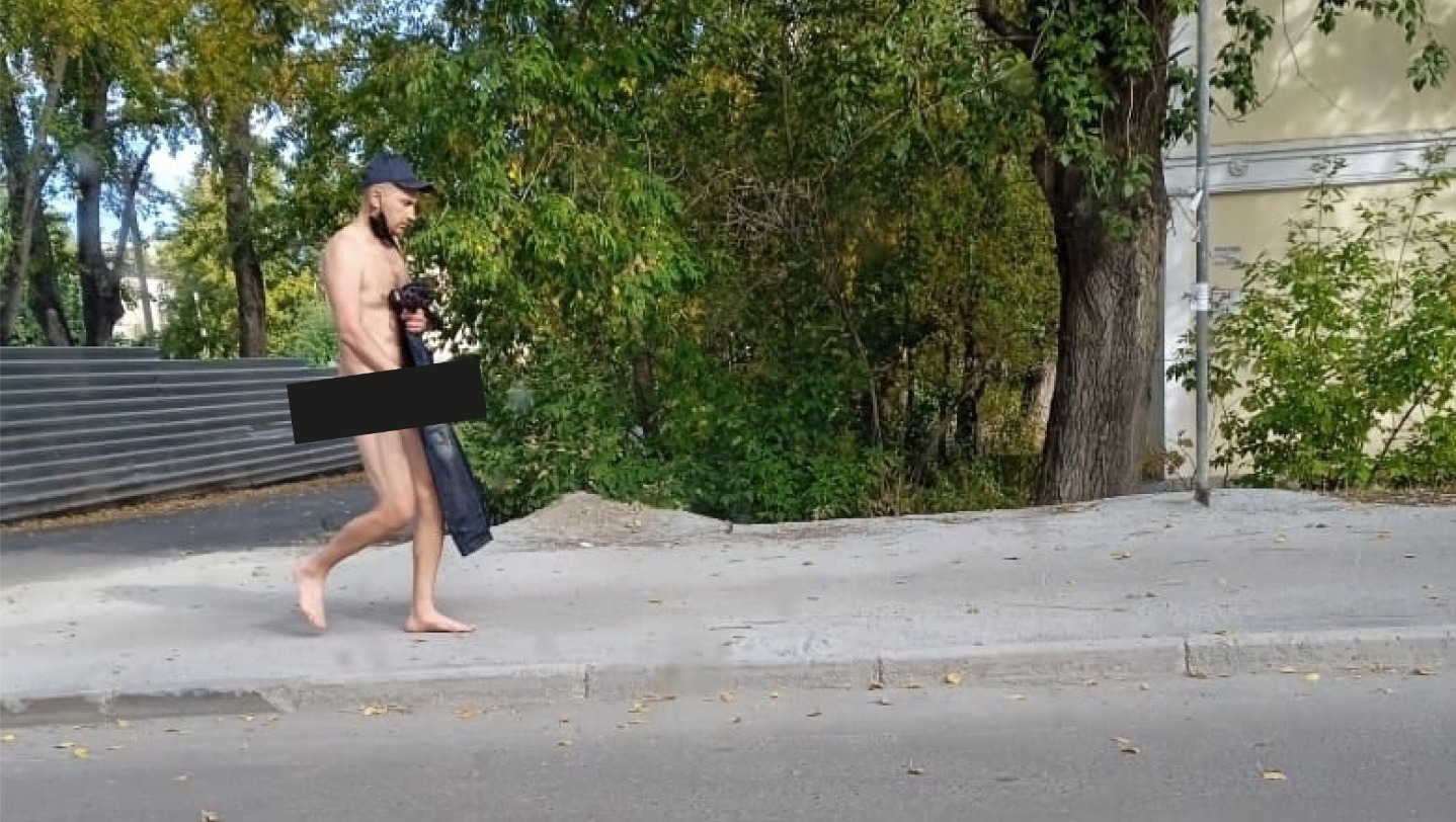 По Екатеринбургу ходил голый мужчина в медицинской маске