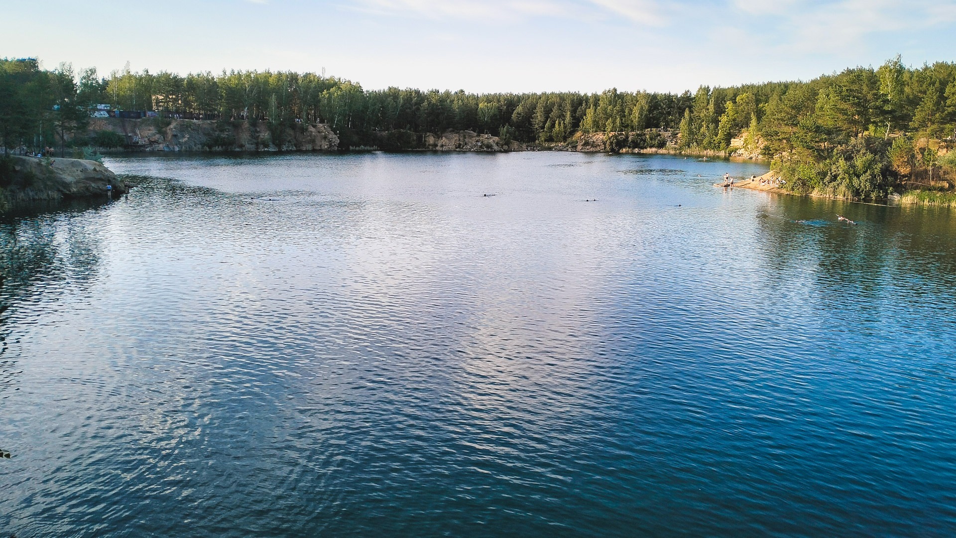 Дачники в Екатеринбурге пожаловались на запрет на купание в озере у элитного поселка