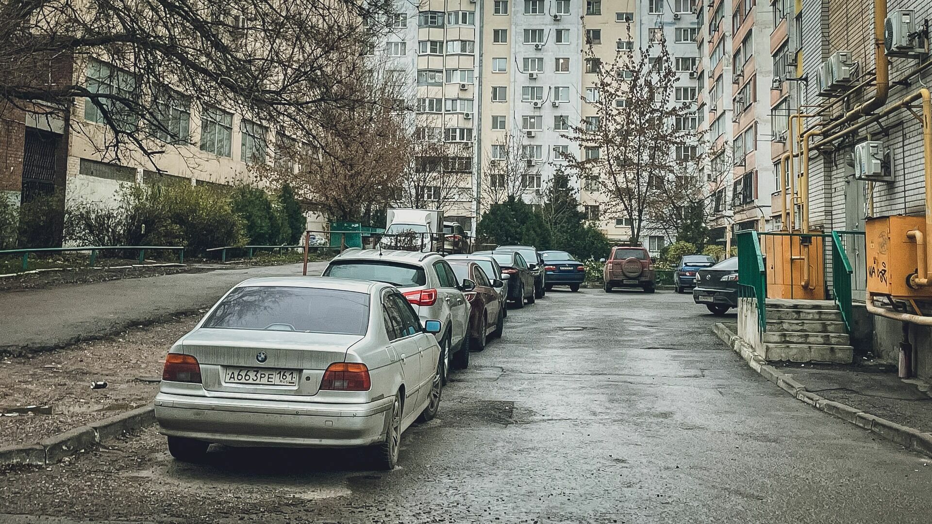 Бабушку-блокадницу зажало между двумя машинами в Екатеринбурге