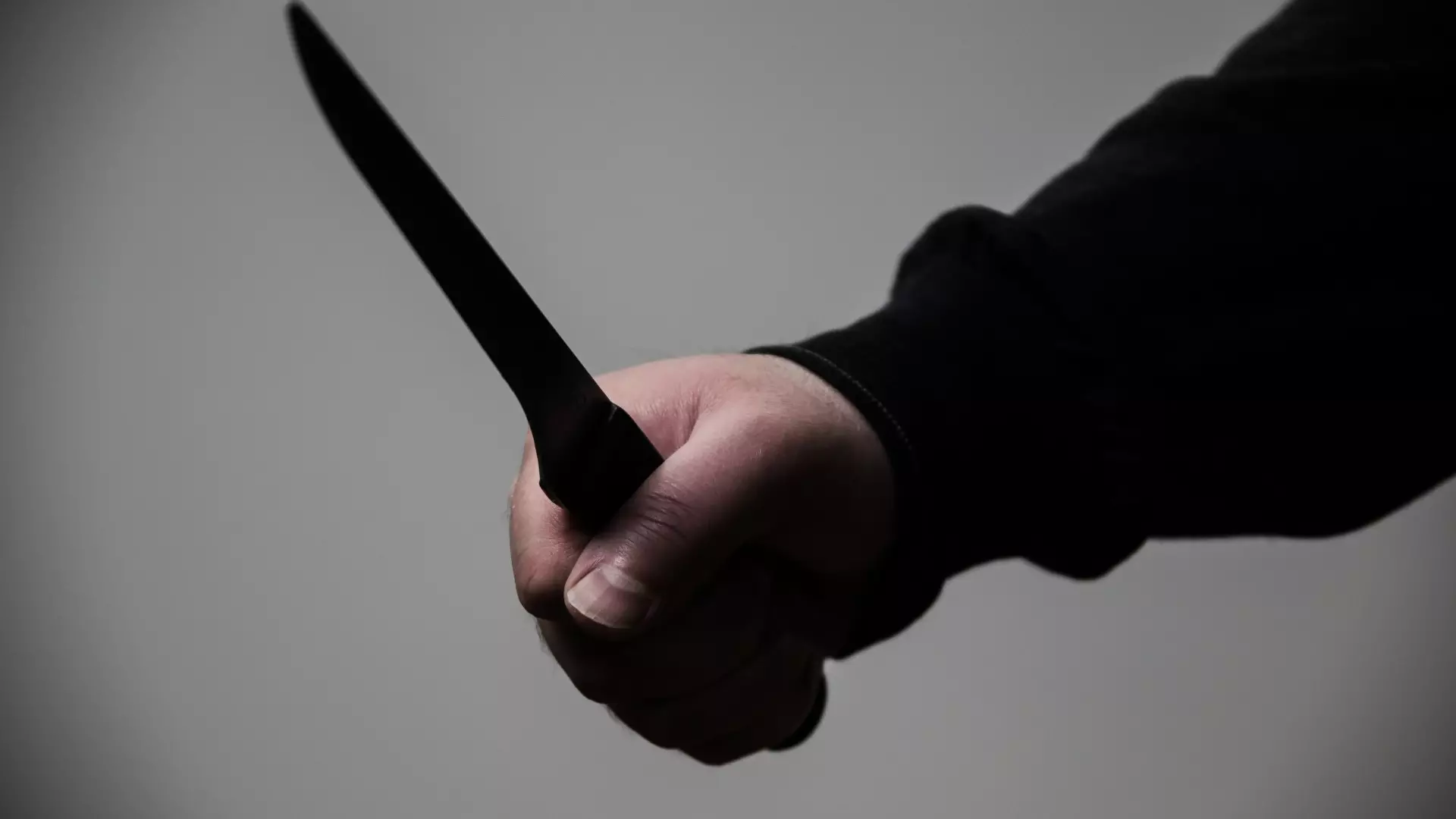 На 17-летнего молодого человека в Асбесте напал студент с ножом