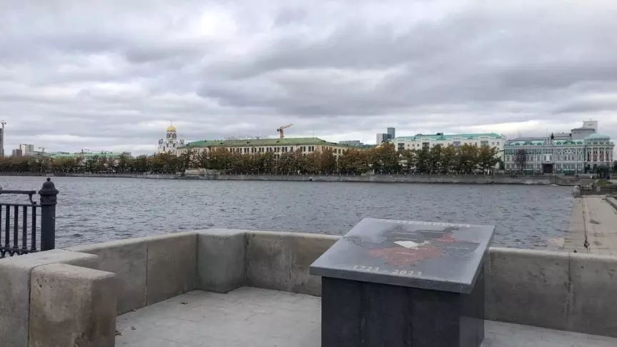 Гранитная плита в Екатеринбурге с картой районов города будет изменена