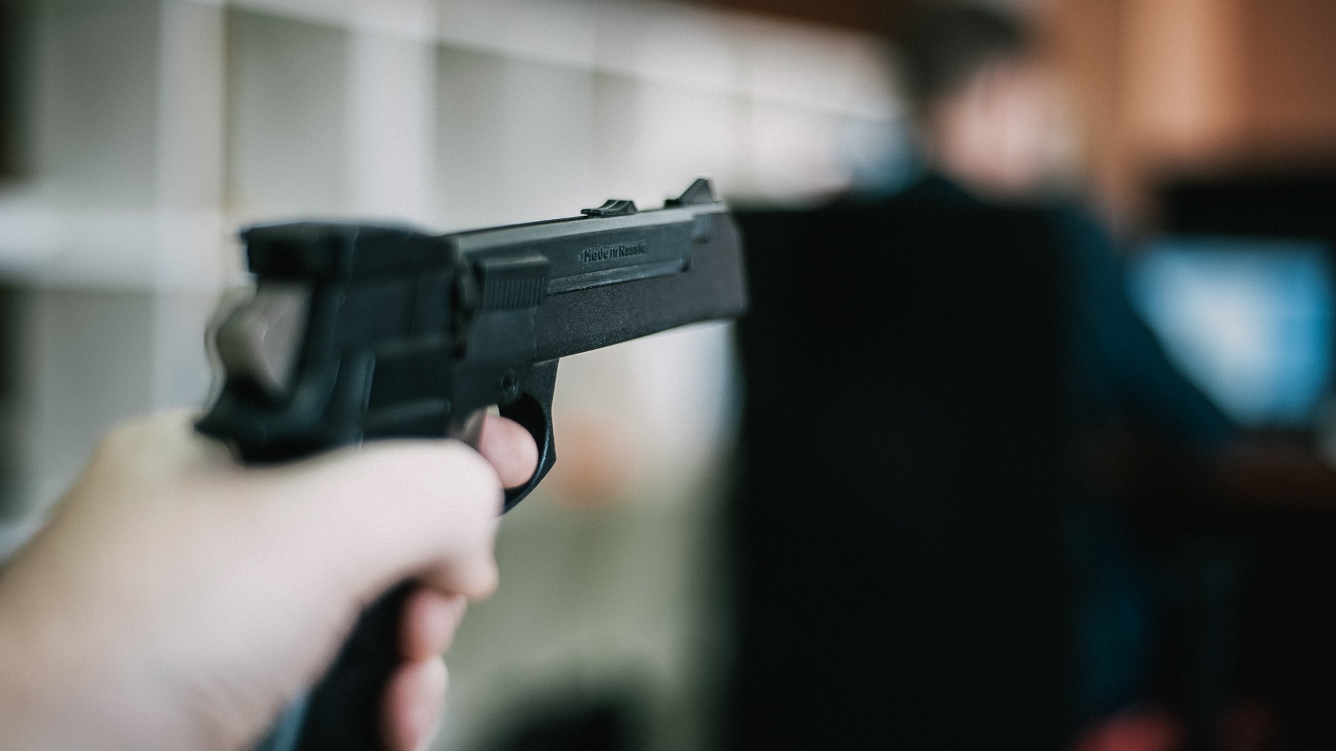 Мужчина открыл стрельбу в семью из газового пистолета во время салюта в Екатеринбурге