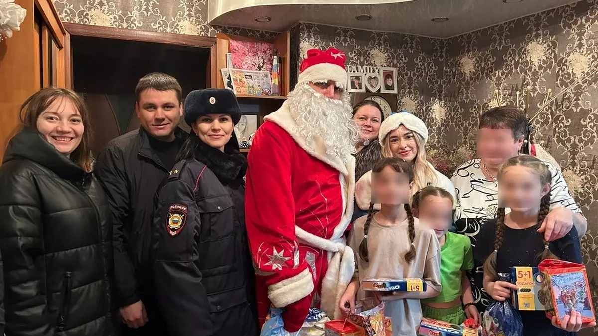 Полицейские Нижнего Тагила переоделись в Дедов Морозов
