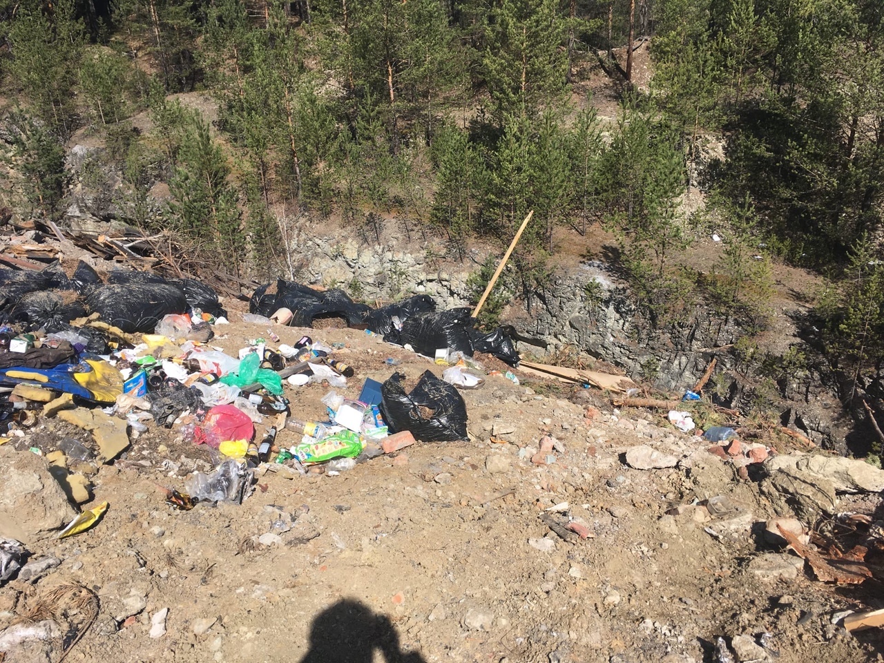Строительный мусор с «Уралхимпласта» свозят в поселок Новоасбест под Нижним Тагилом