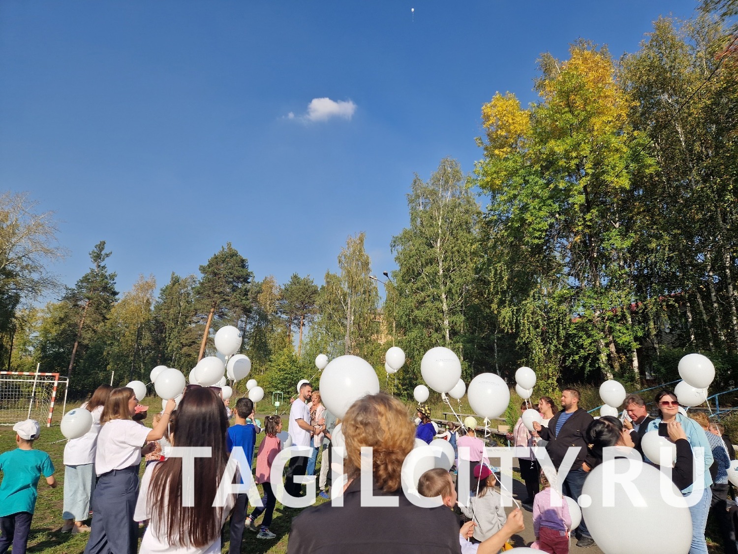 Запуск шаров воспитанниками Нижнетагильского социально-реабилитационного центра для несовершеннолетних на Красногвардейской, 55.
