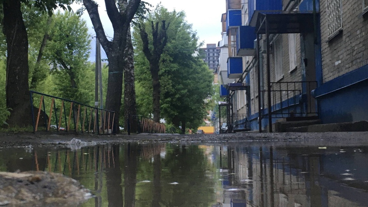 Жилой дом затопило после дождя в Екатеринбурге