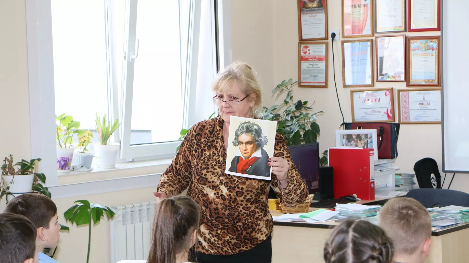 В мэрии Екатеринбурга признали маленькую зарплату у педагогов начальной школы