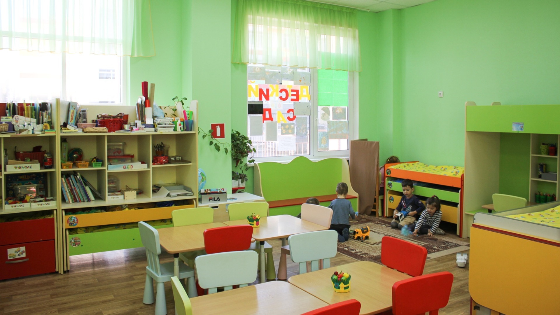 В детских садах Свердловской области не хватает почти две тысячи воспитателей