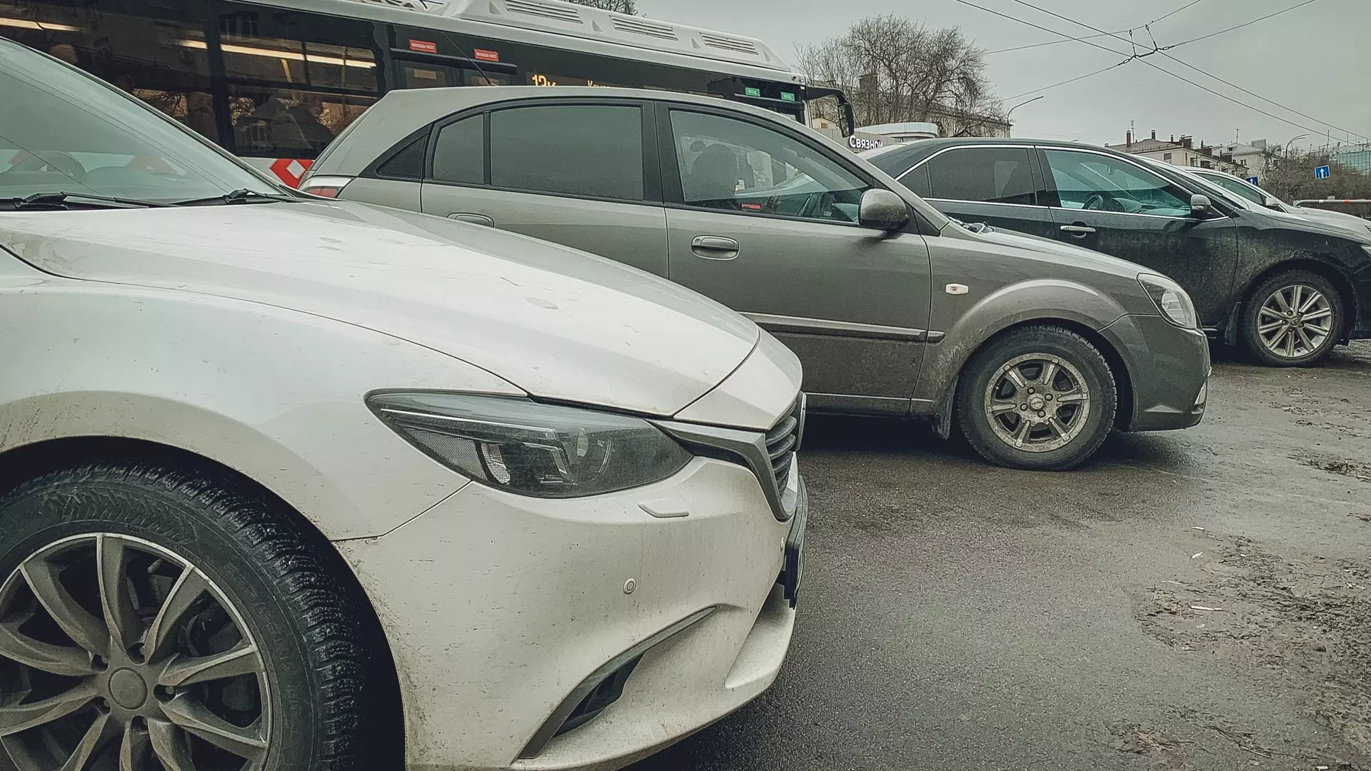 Ночью неизвестные разбили припаркованный в Екатеринбурге автомобиль