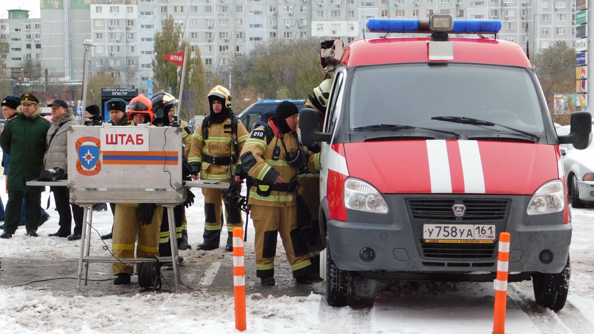 Автомобиль столкнулся с ехавшей на вызов машиной МЧС в Екатеринбурге