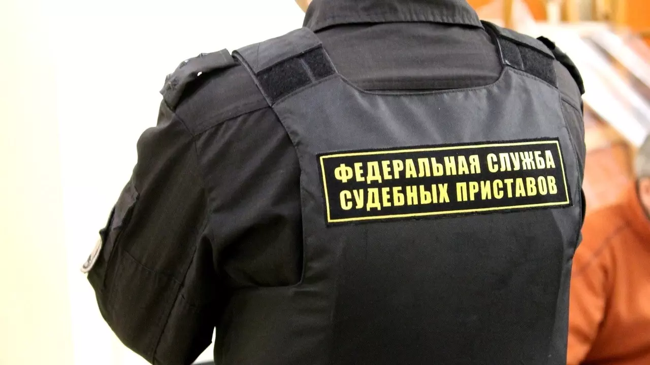 Более 300 тысяч должников в Свердловской области не смогут уехать за границу