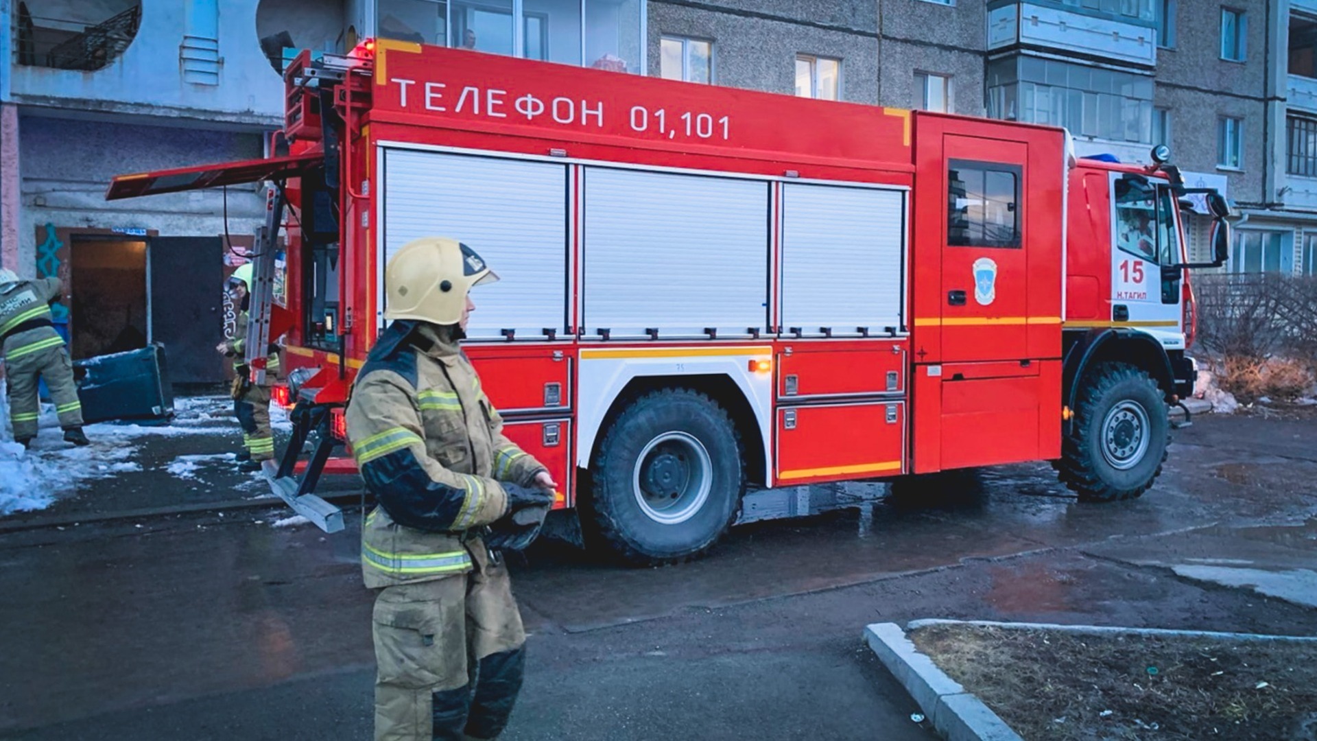Крупный пожар случился на складе стройматериалов в Санкт-Петербурге