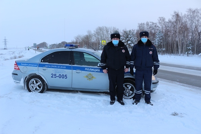 На Урале инспекторы ДПС спасли от холода семью с 8-месячным ребенком
