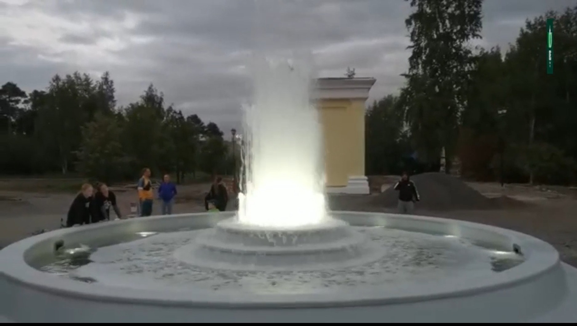 Подсветку нового фонтана показали в парке Металлургов в Нижнем Тагиле