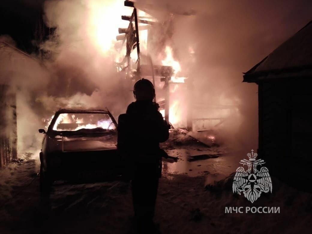 Тушение пожара в частном доме в Екатеринбурге