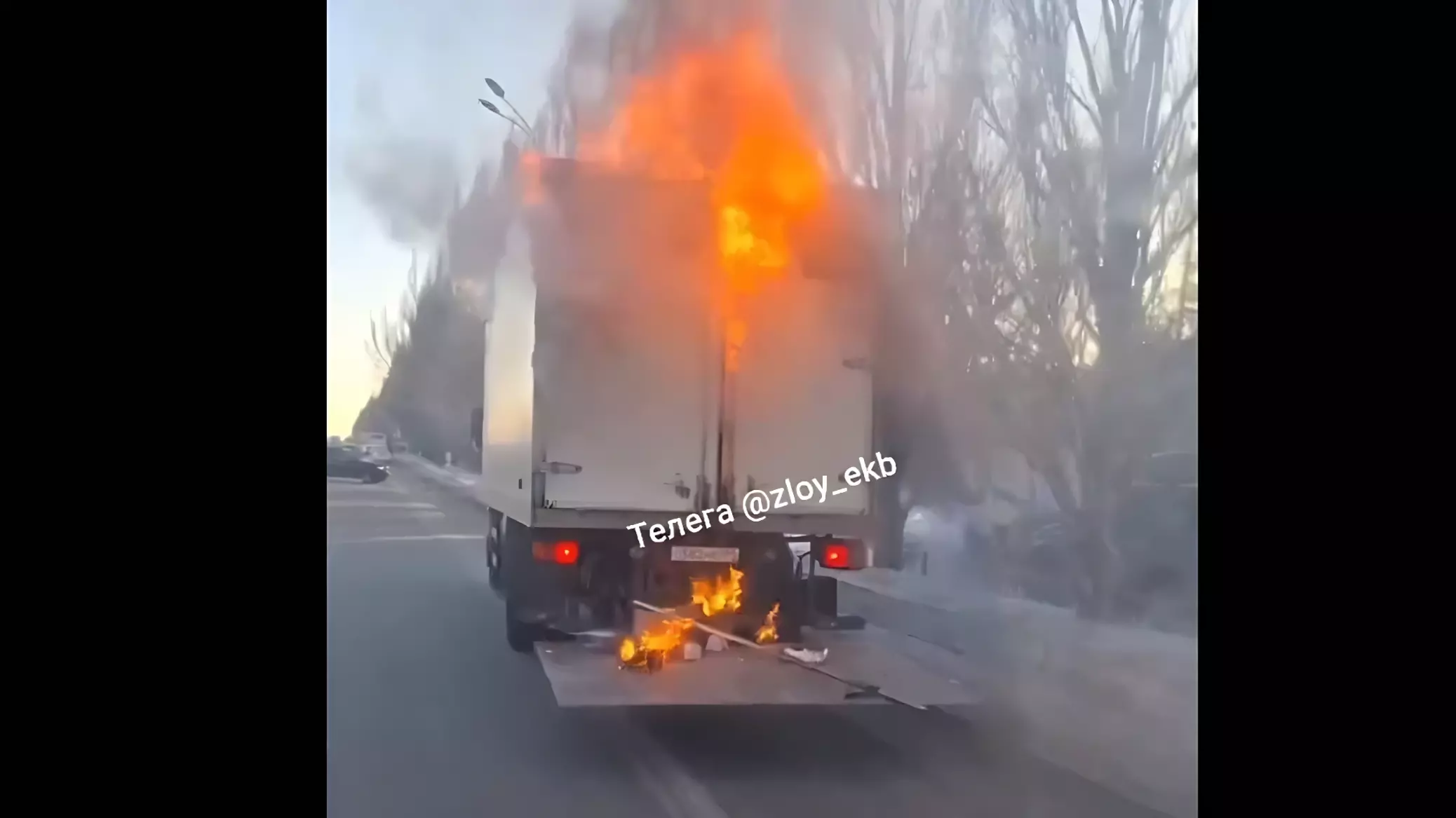 Фура с продуктами загорелась в центре Екатеринбурга во время движения