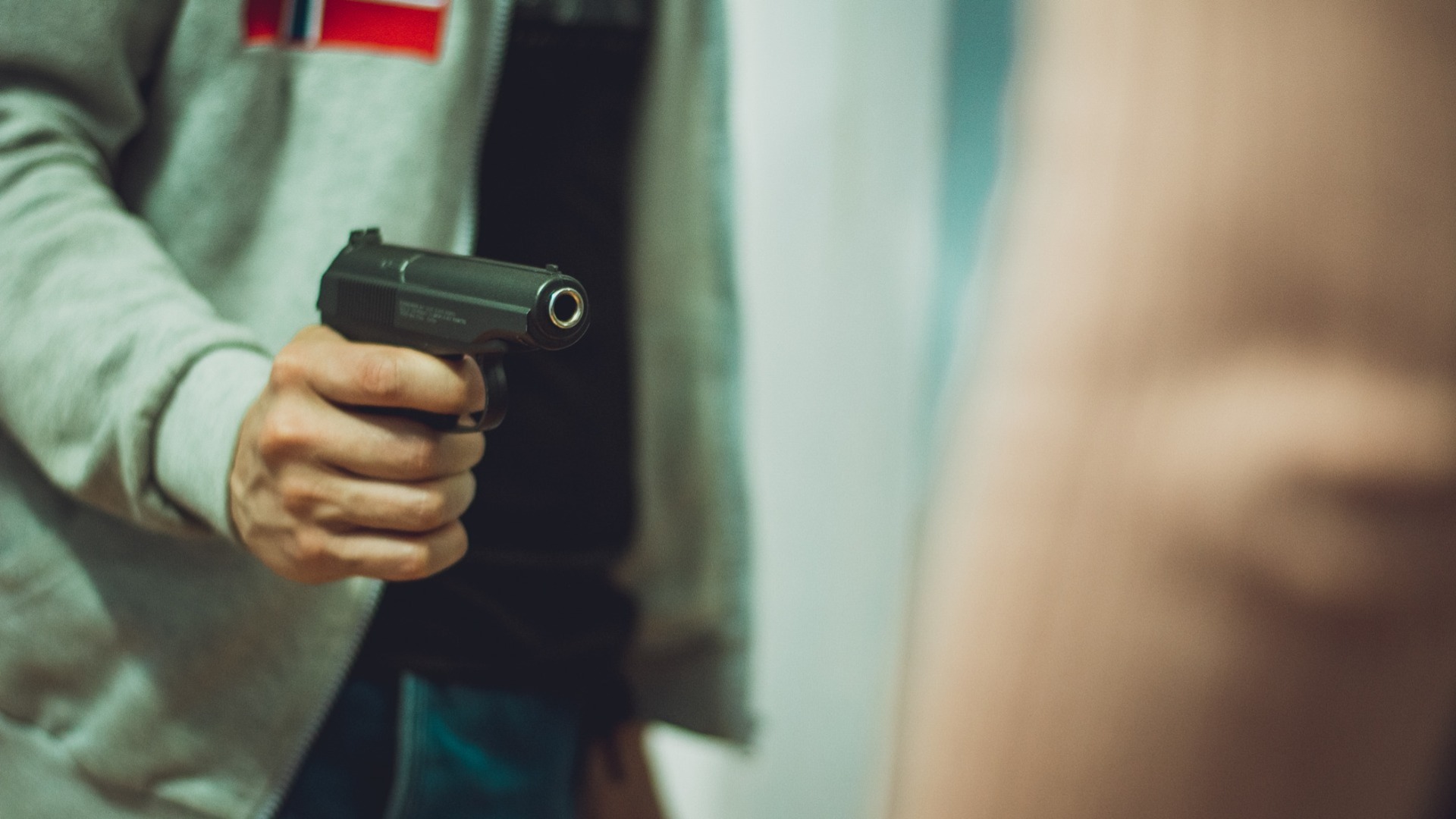Мужчина в Озерске открыл стрельбу из газового пистолета по подросткам из-за ссоры