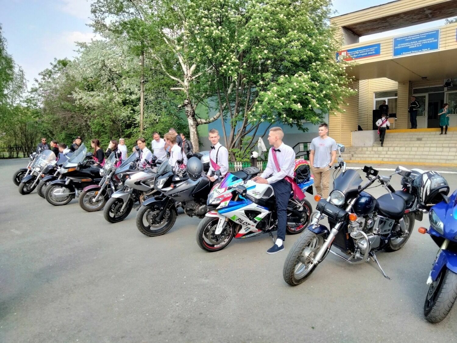 Мотоциклисты Нижнего Тагила поздравили школьников с Последним звонком-2023