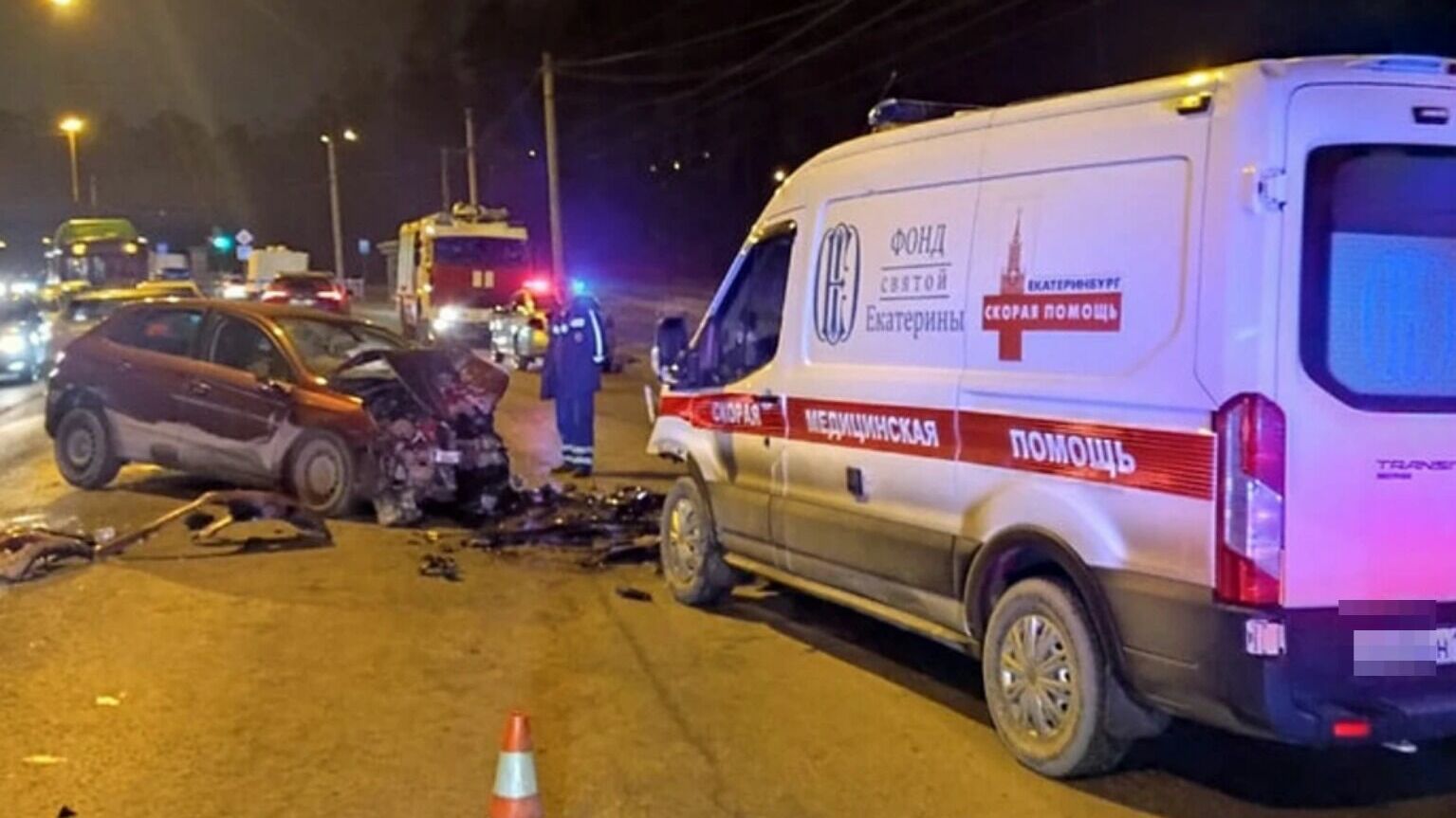 Протаранивший скорую помощь в Екатеринбурге водитель иномарки попал в реанимацию