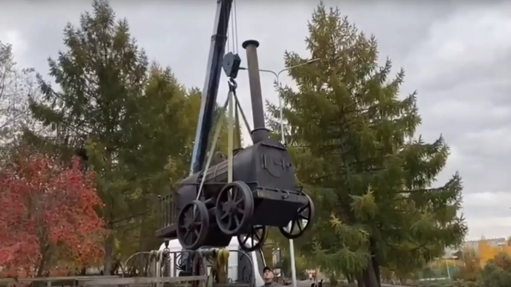 В Нижнем Тагиле макет паровоза Черепановых установили в Нижне-Выйском сквере