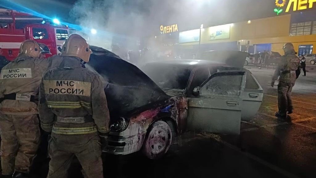В Нижнем Тагиле вспыхнул автомобиль около ТЦ «ДЕПО»