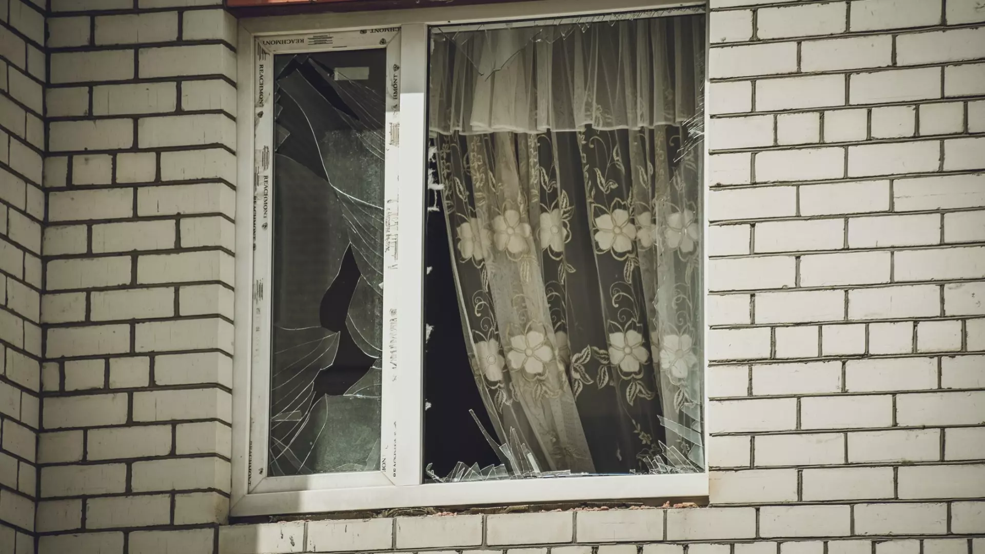 Юноша чуть не выпал из окна в Екатеринбурге