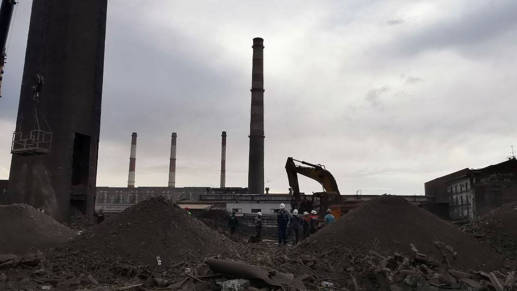 Три человека пострадали во время обрушения трубы на заводе в Краснотурьинске