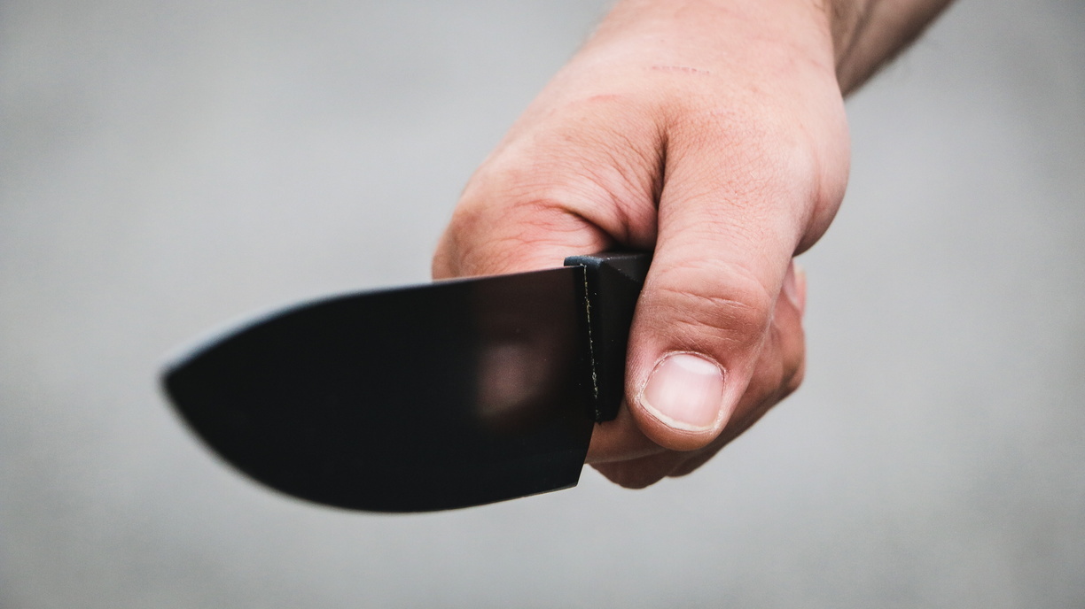 В Березовском мужчина напал с ножом на покупателей магазина