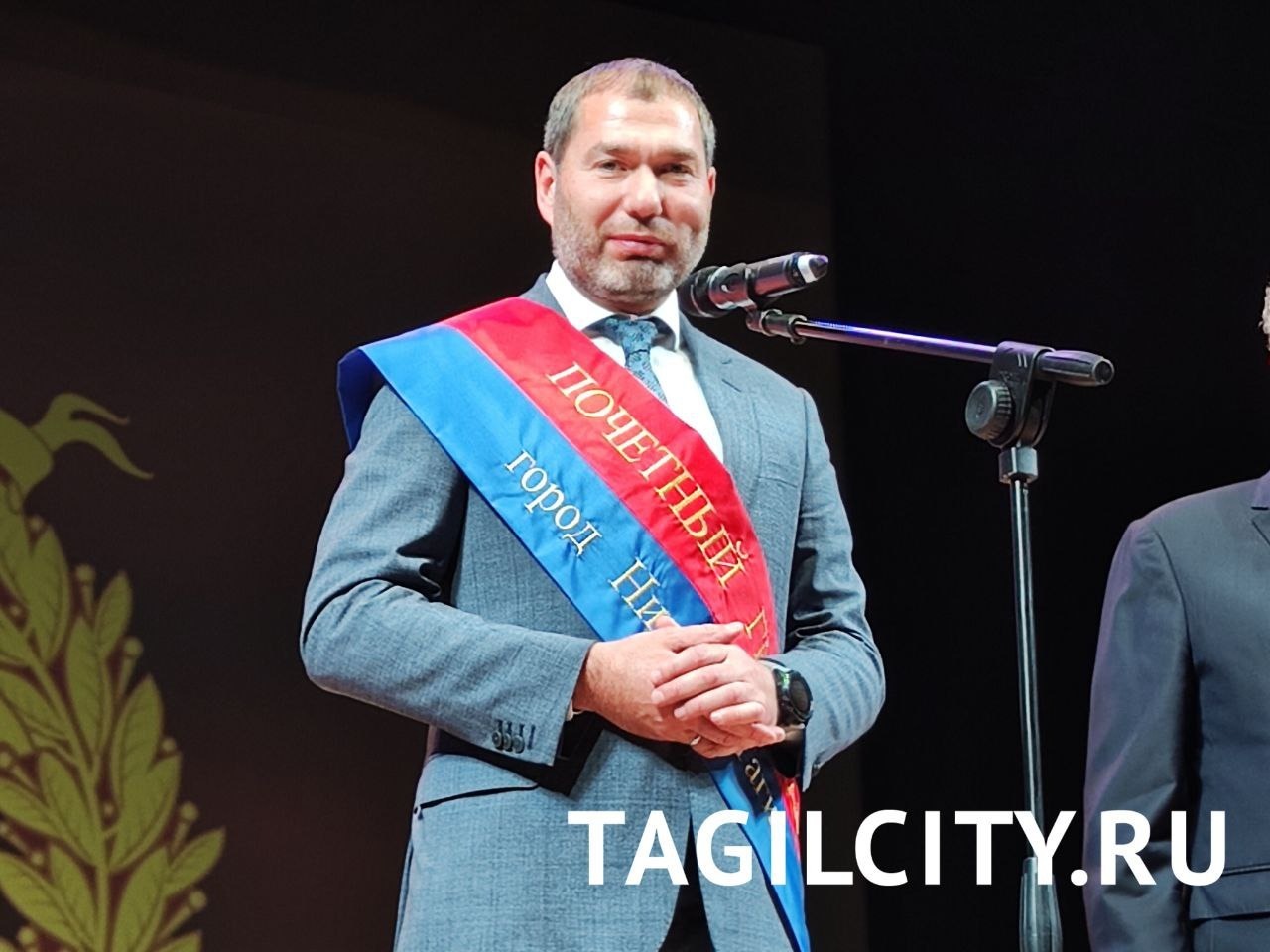 Вручение знака «Почетный гражданин Нижнего Тагила» Денису Новоженову