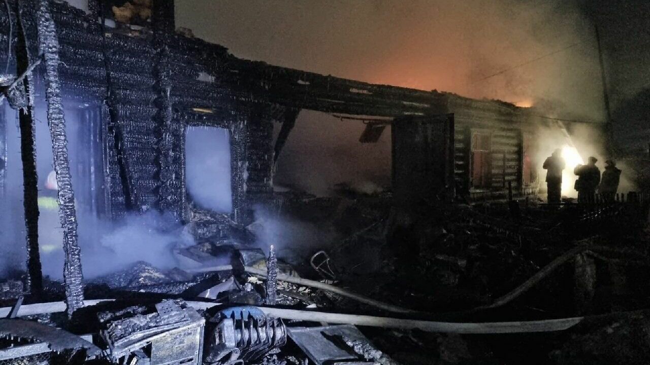 Два человека погибло во время пожара в доме под Нижней Турой