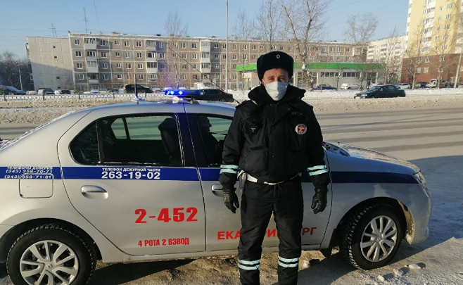 В Екатеринбурге экипаж ДПС помог упавшей на скользком тротуаре женщине