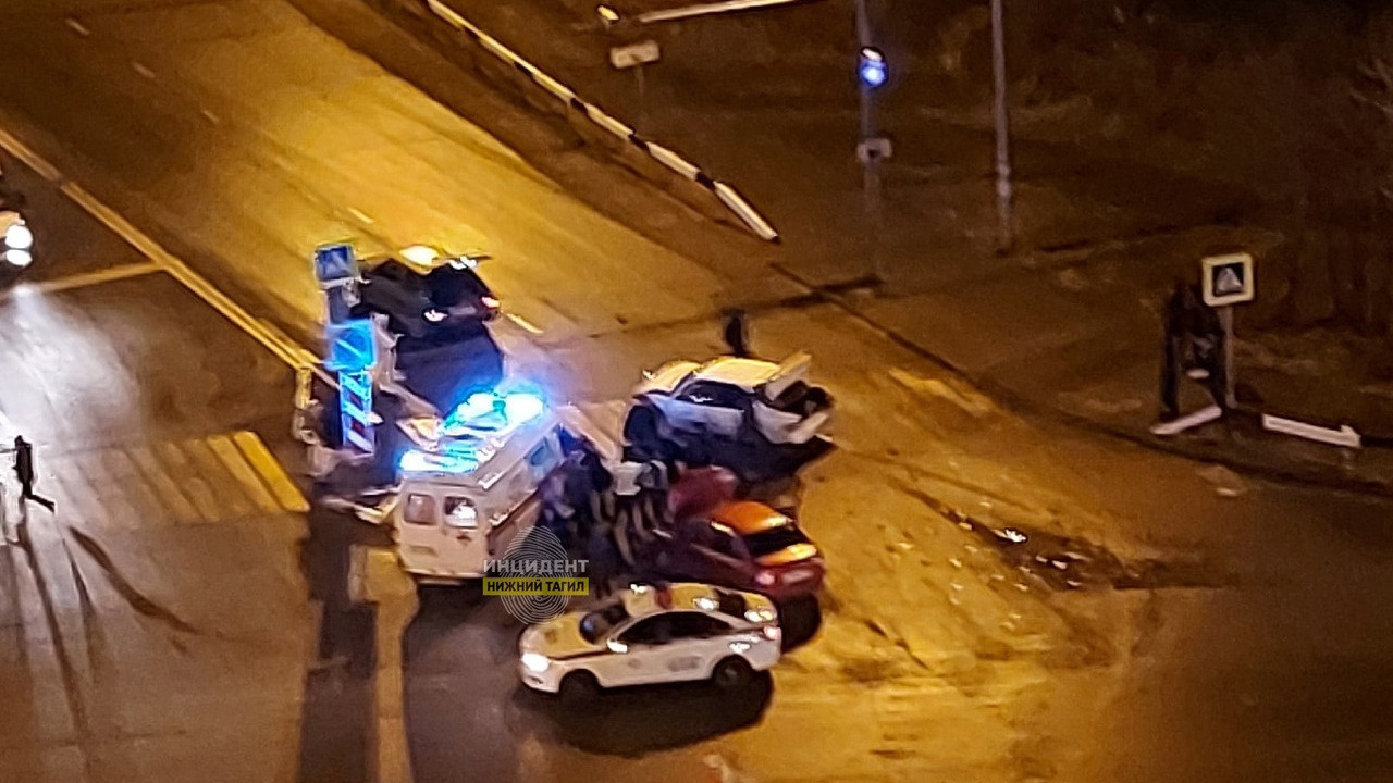 В Нижнем Тагиле водитель без прав устроил ДТП с пострадавшими у ТЦ «Квадрат»