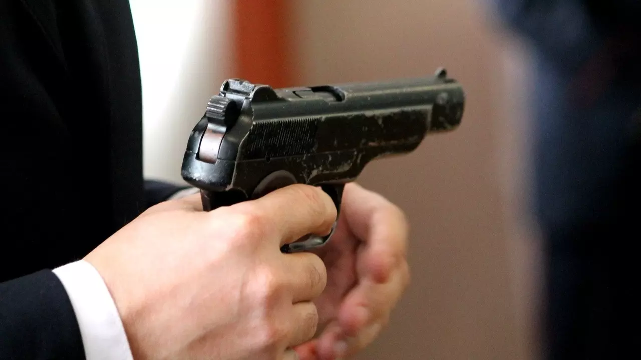Житель Екатеринбурга ездил по городу в автомобиле и стрелял из пистолета
