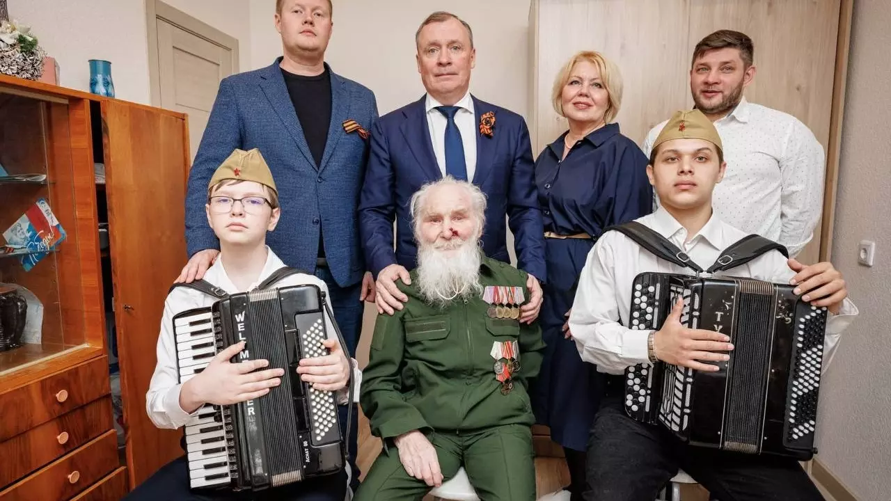 Юные музыканты сыграли военные песни для 96-летнего ветерана из Екатеринбурга