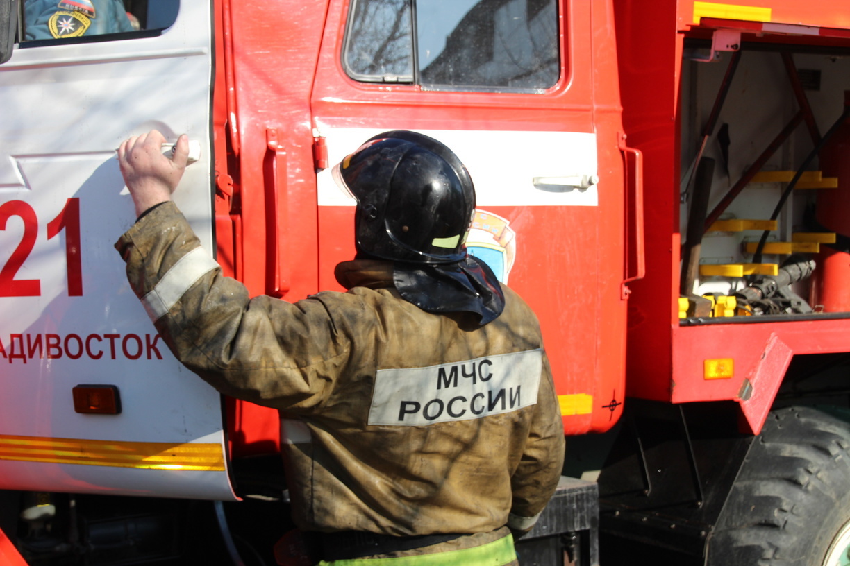 В Нижнем Тагиле пожарные помогли жителям залить горку в дворе