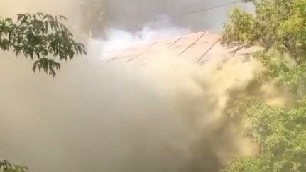 Клубы дыма: в Нижнем Тагиле полыхает дом, где расположен супермаркет DNS