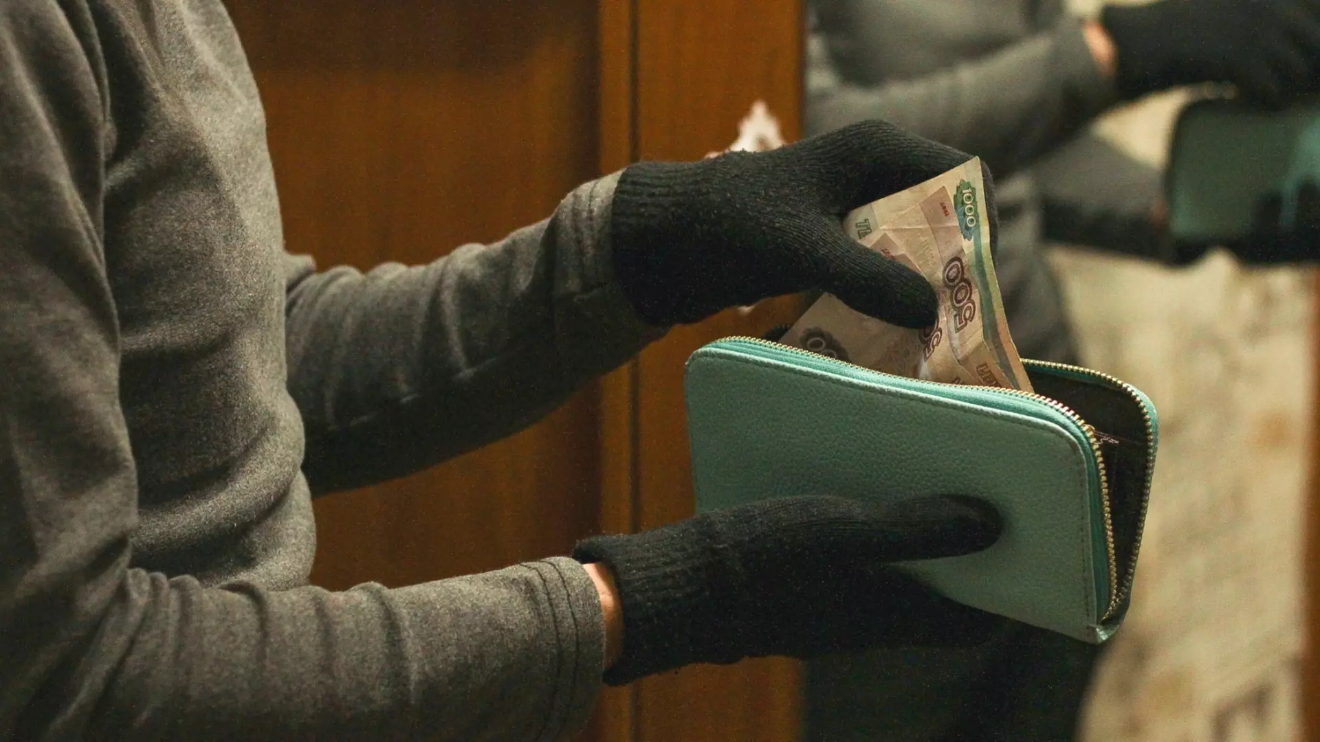 В Екатеринбурге мужчина забрал в магазине чужой пакет с вещью за 5 тысяч рублей