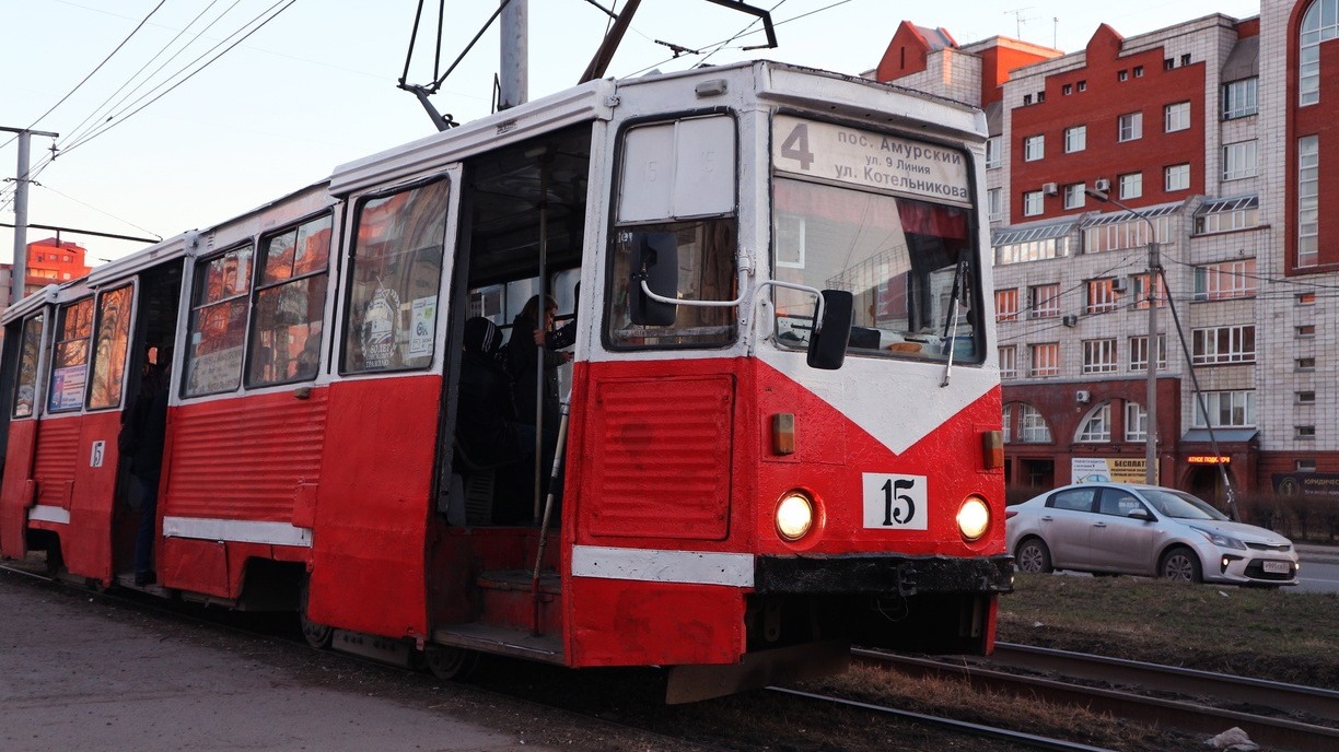 Екатеринбуржцы не могут добраться на работу из-за задымившегося трамвая