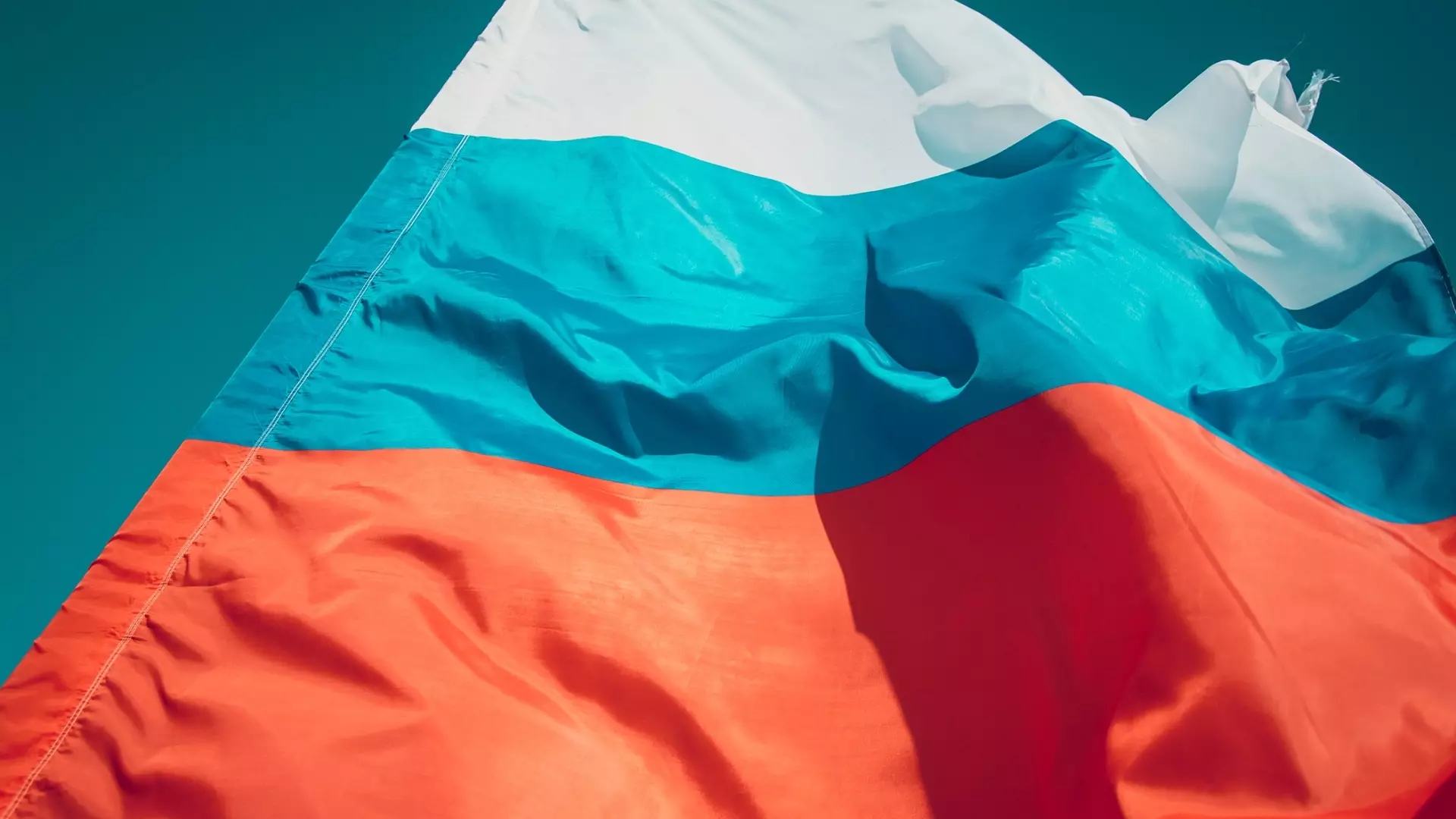 Госдума обязала вывешивать флаг России в вузах и детских садах