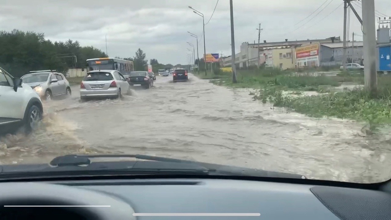 Восточное шоссе в Нижнем Тагиле затопило горячей водой