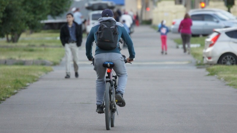Таксист в Екатеринбурге из-за замечания брызнул велосипедисту баллончиком в глаза