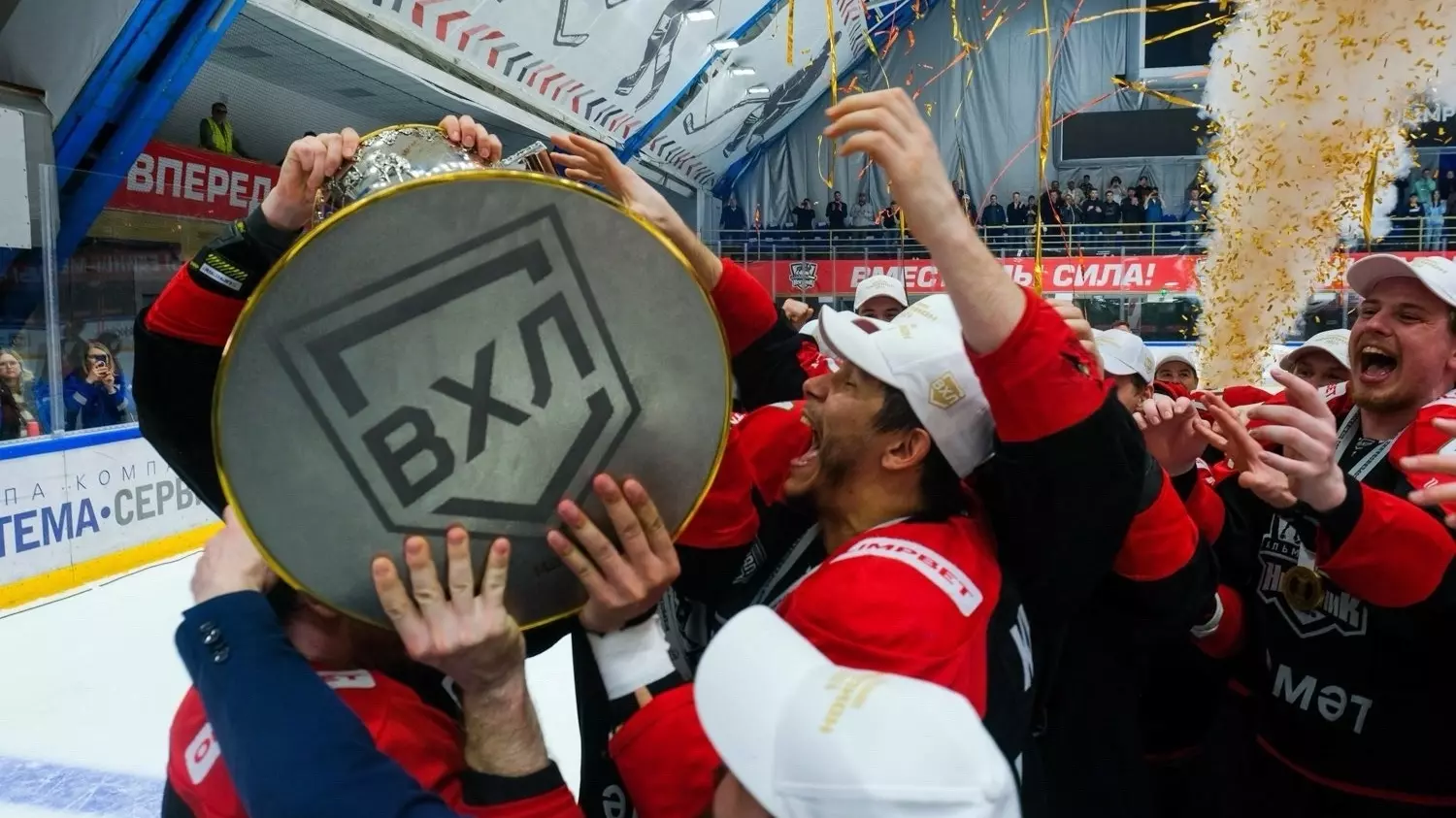 Хоккеист из Нижнего Тагила получил Кубок Петрова в составе команды из Альметьевска