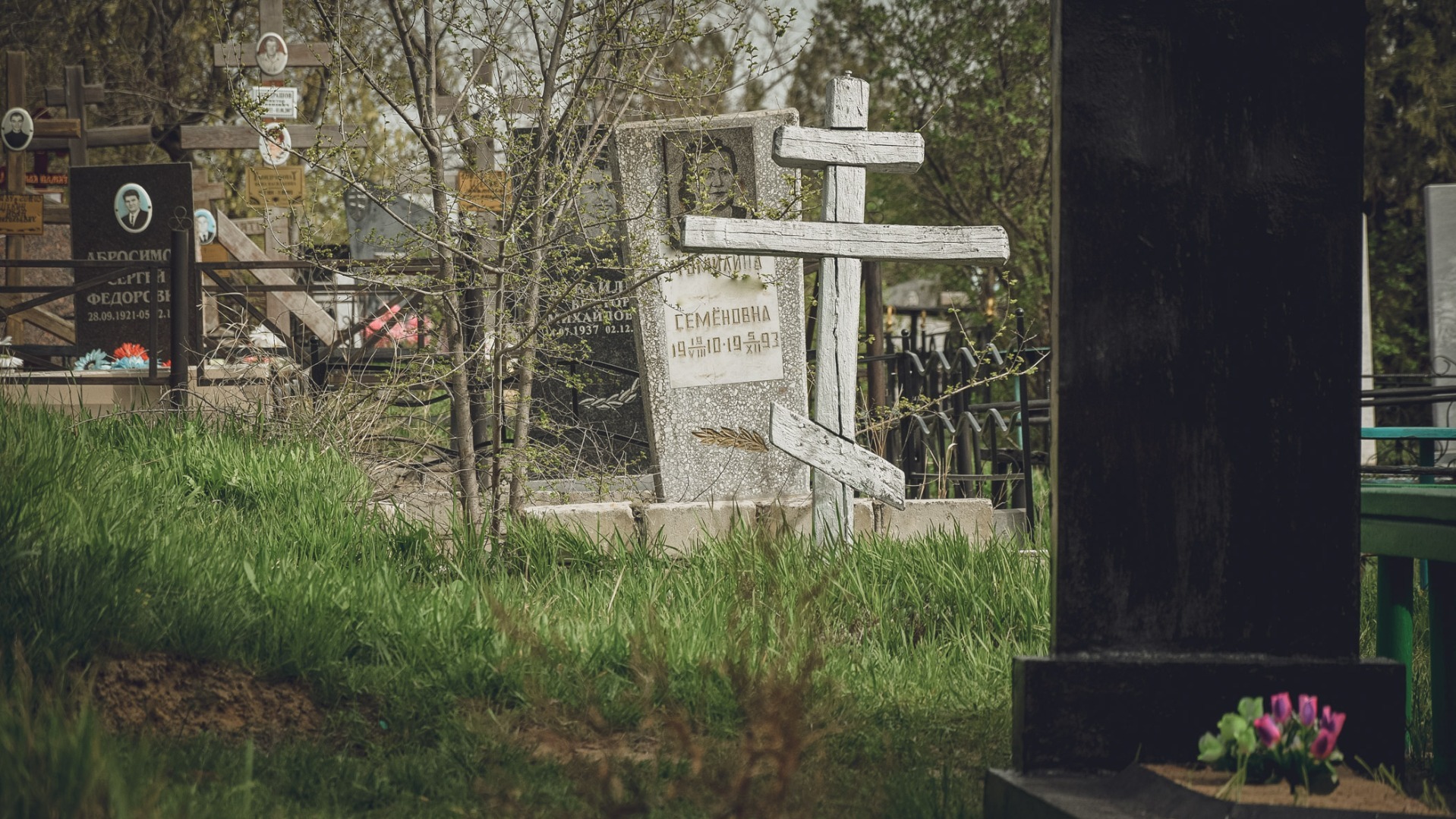 На кладбище в Екатеринбурге вандалы разгромили ячейки и украли урны с прахом