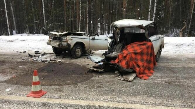 Водитель умер на месте: ВАЗ влетел под КАМАЗ на трассе Серов - Североуральск