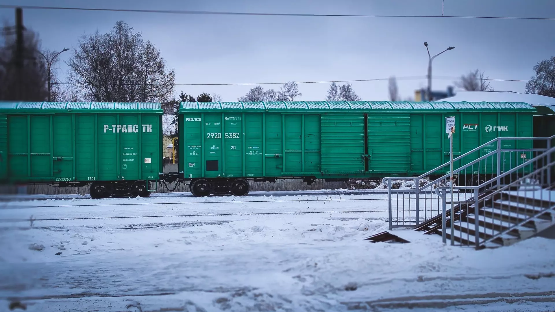 Молодой человек в Свердловской области 40 минут ехал между вагонами грузового поезда