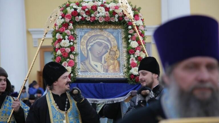 В Екатеринбурге прошел крестный ход памяти иконы Казанской Божией Матери